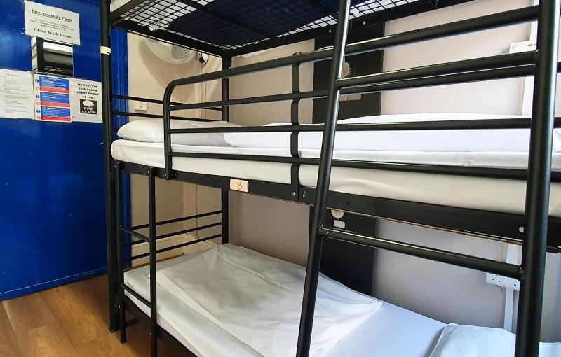Deze driepersoonskamer heeft een gedeelde badkamer.